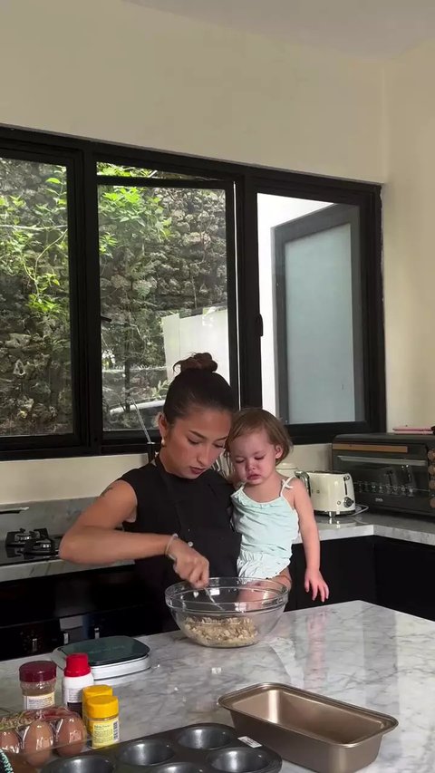 5 Potret Dapur Jennifer Coppen Interior Minimalis Tanpa Kabinet Atas, Pencahayaan Maksimal dengan Jendela Besar