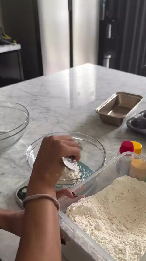 5 Potret Dapur Jennifer Coppen Interior Minimalis Tanpa Kabinet Atas, Pencahayaan Maksimal dengan Jendela Besar