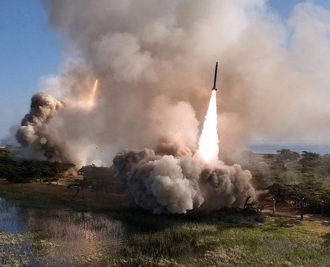 Pemimpin Korea Utara Kim Jong Un sedang memeriksa latihan gabungan sistem artileri dan rudal jarak jauh dari divisi front timur Tentara Rakyat Korea, di lokasi yang dirahasiakan di Korea Utara, (08/05/2025).
