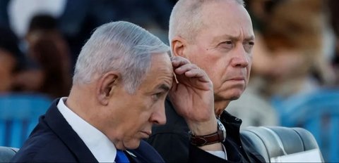 Benjamin Netanyahu dan Yoav Gallant (kanan)