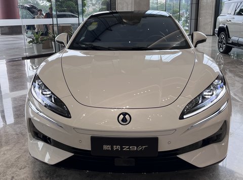 Mobil listrik Denza Z9. (Liputan6.com/Raden Trimutia Hatta)