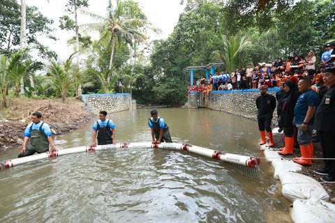 Bupati Banyuwangi Ipuk Fiestiandani ikut memantau pemasangan trash barier