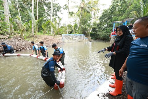 Bupati Banyuwangi Ipuk Fiestiandani ikut memantau pemasangan trash barier