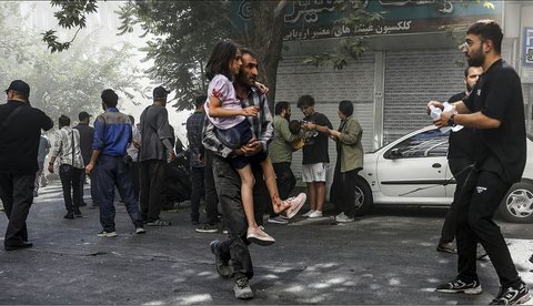 warga iran saat serangan israel