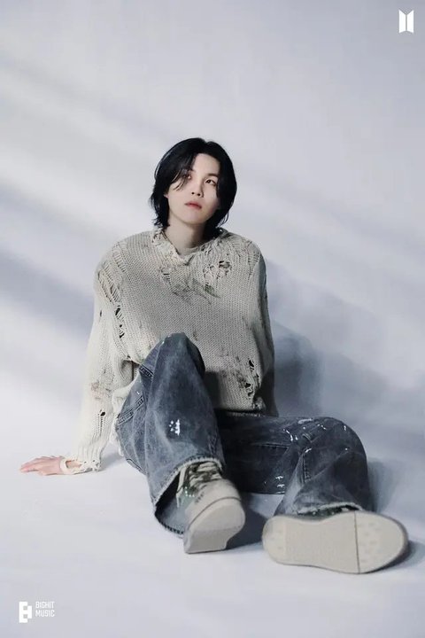 Suga BTS datang ke Kantor Polisi Yongsan pada 23 Agustus 2024. (AP Photo/Ahn Young-joon)