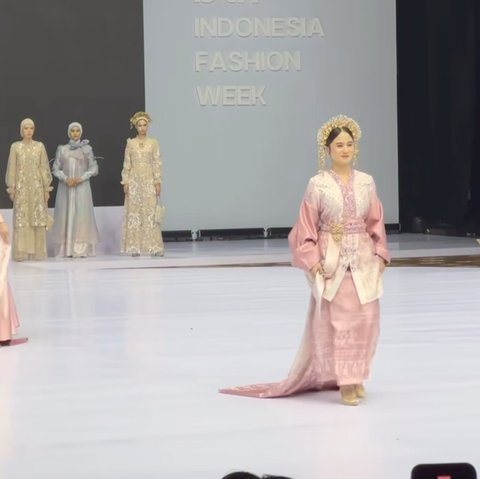 Potret Cantik Tissa Biani di Runaway Indonesia Fashion Week, Buktikan Cewek 153cm Bisa Jadi Model Catwalk
