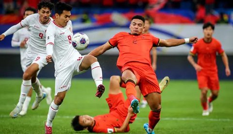 Pemain Timnas Indonesia, Witan Sulaeman (kiri) berebut bola dengan pemain China, Jiang Guangtai (kanan) saat laga lanjutan putaran ketiga Grup C Kualifikasi Piala Dunia 2026 di Qingda