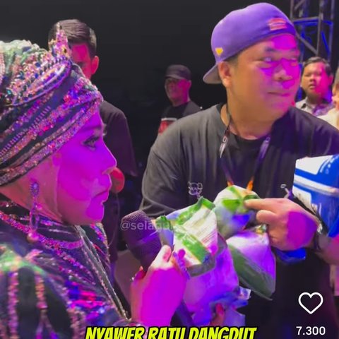 Momen Kocak Elvy Sukaesih Disawer Gula, Terigu Hingga Pisang di Panggung, Langsung Minta Kantong Buat Bawa Pulang