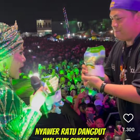 Momen Kocak Elvy Sukaesih Disawer Gula, Terigu Hingga Pisang di Panggung, Langsung Minta Kantong Buat Bawa Pulang