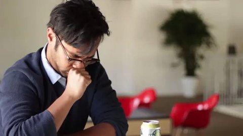 Pada COVID-19 gejala yang muncul biasanya tidak enak badan, demam tinggi, batuk, bersin. Credits: pexels.com by Gustavo Fring