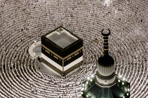 Umat Muslim berkumpul di sekitar Ka&rsquo;bah, di kompleks Masjidil Haram di kota suci Makkah, Arab Saudi, (01/06/2025).