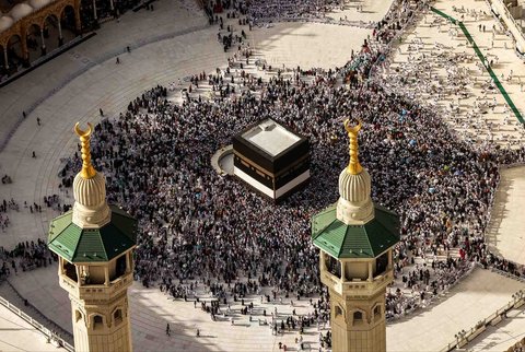 Umat Muslim berkumpul di sekitar Ka&rsquo;bah, di kompleks Masjidil Haram di kota suci Makkah, Arab Saudi, (01/06/2025).