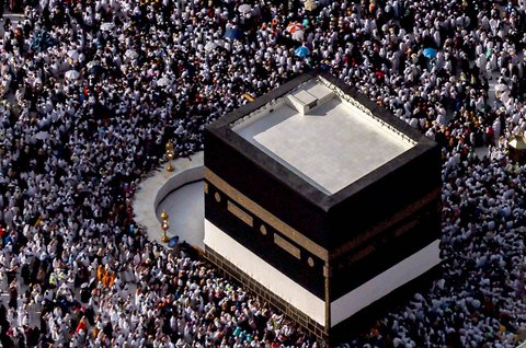 Umat Muslim berkumpul di sekitar Ka&rsquo;bah, di kompleks Masjidil Haram di kota suci Makkah, Arab Saudi, (01/06/2025).