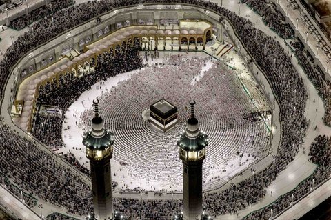 Umat Muslim berkumpul di sekitar Ka&rsquo;bah, di kompleks Masjidil Haram di kota suci Makkah, Arab Saudi, (01/06/2025).