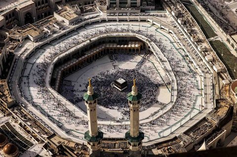 Umat Muslim berkumpul di sekitar Ka&rsquo;bah, di kompleks Masjidil Haram di kota suci Makkah, Arab Saudi, (01/06/2025).