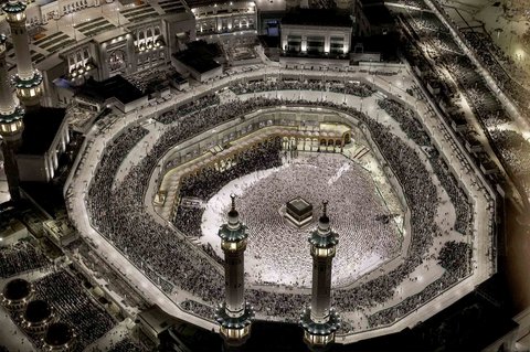 Umat Muslim berkumpul di sekitar Ka&rsquo;bah, di kompleks Masjidil Haram di kota suci Makkah, Arab Saudi, (01/06/2025).