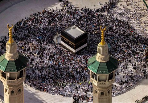 Umat Muslim berkumpul di sekitar Ka&rsquo;bah, di kompleks Masjidil Haram di kota suci Makkah, Arab Saudi, (01/06/2025).