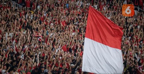 Suporter Timnas Indonesia saat melawan Australia pada laga kedua Grup C Kualifikasi Piala Dunia 2026 Zona Asia di Stadion Utama Gelora Bung Karno (SUGBK), Jakarta Pusat, pada Selasa (