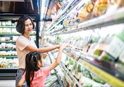 Ilustrasi belanja di supermarket/Shutterstok-Hananeko_Studio.