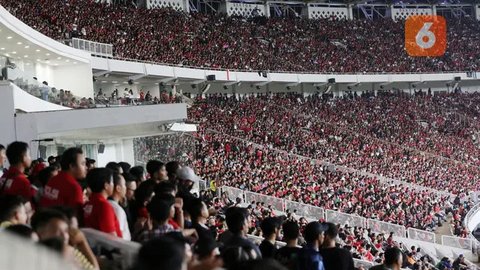 Suporter wanita bernyanyi saat Timnas Indonesia menghadapi Irak pada laga Grup F putaran kedua Kualifikasi Piala Dunia 2026 zona Asia di Stadion Utama Gelora Bung Karno (SUGBK), Senayan, Jaka