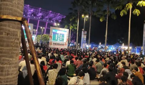 Suasana nonton bareng China Vs Indonesia di area luar Stadion Utama Gelora Bung Karno, Selasa (15/10/2024). (Bola.com/Muhamad Luthfi Ma'ruf)