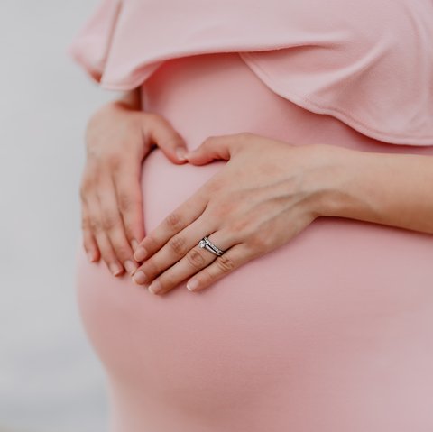 Ilustrasi Ibu di Alabama yang mengalami kondisi langka yakni rahim ganda dan kini hamil di tiap rahimnya. (Unsplash/Juan Encalada)