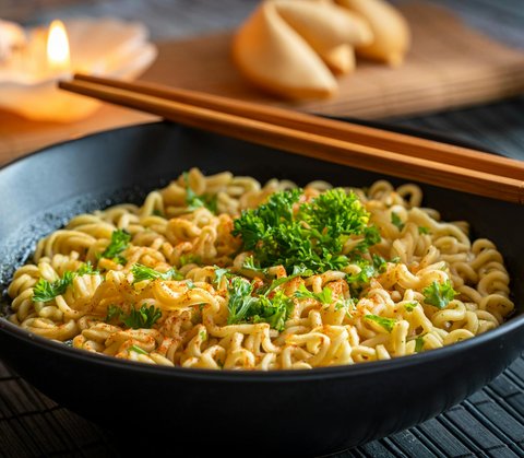 ilustrasi makanan mie instan