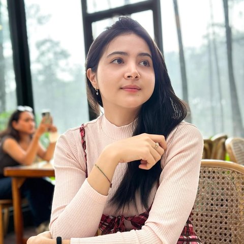 Profil Bulan Sutena, Penyanyi Cantik Asal Bali yang Berparas Bule