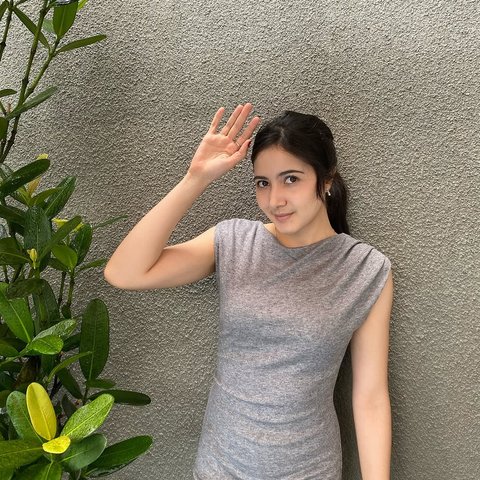 Profil Bulan Sutena, Penyanyi Cantik Asal Bali yang Berparas Bule