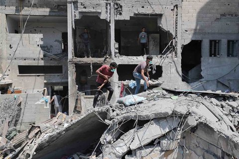 Warga menangis jelang pemakaman warga Gaza yang tewas akibat serangan udara Israel di rumah sakit Al-Shifa, Gaza, Palestina,  Sabtu (07/06/2025).
