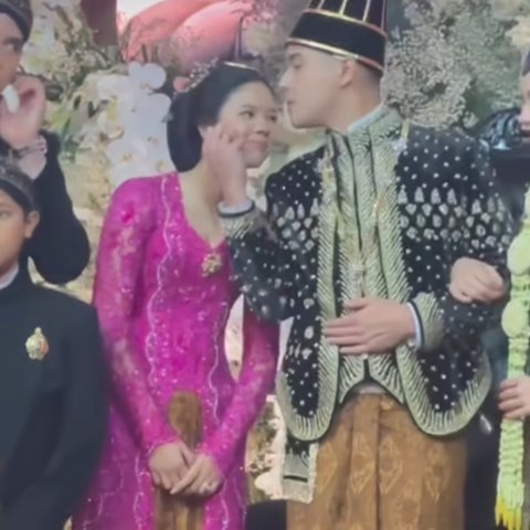 5 Potret Al Ghazali Cium Kening Shafeea di Pelaminan Ngunduh Mantu, Bukti Cinta Kakak ke Adik Ramai Dipuji