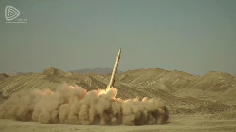 Rudal Khaibar-buster diluncurkan dari lokasi yang dirahasiakan di Iran, 10 Februari 2022. Iran meluncurkan rudal baru dengan jangkauan yang akan memungkinkannya mencapai pangkalan AS di wilayah tersebut serta target di dalam musuh bebuyutannya, Israel. (IMA Media via AP)