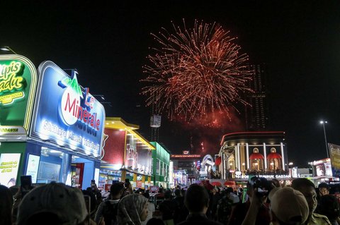 Sejumlah warga saat mengunjungi Jakarta Fair 2025 di JIExpo Kemayoran, Jakarta, Kamis (19/6/2025).