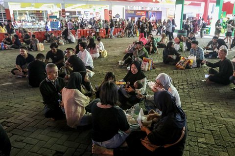 Sejumlah warga saat mengunjungi Jakarta Fair 2025 di JIExpo Kemayoran, Jakarta, Kamis (19/6/2025).