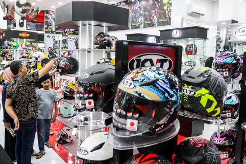 Sejumlah warga saat mengunjungi Jakarta Fair 2025 di JIExpo Kemayoran, Jakarta, Kamis (19/6/2025).