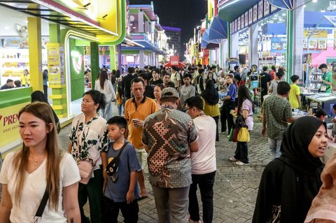 Sejumlah warga saat mengunjungi Jakarta Fair 2025 di JIExpo Kemayoran, Jakarta, Kamis (19/6/2025).