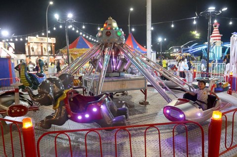 Sejumlah warga saat mengunjungi Jakarta Fair 2025 di JIExpo Kemayoran, Jakarta, Kamis (19/6/2025).