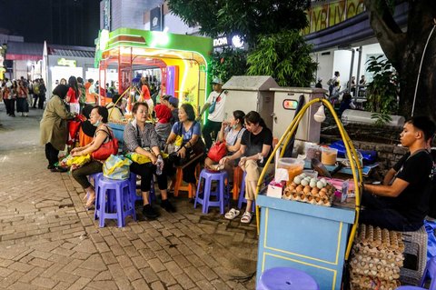 Sejumlah warga saat mengunjungi Jakarta Fair 2025 di JIExpo Kemayoran, Jakarta, Kamis (19/6/2025).