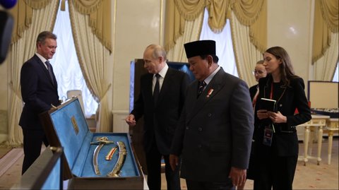 Momen Putin Beri Hadiah Pedang Perwira, Prabowo Balas dengan Keris Pattimura