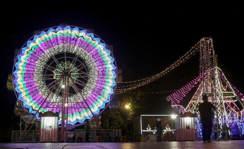 Sejumlah warga saat mengunjungi Jakarta Fair 2025 di JIExpo Kemayoran, Jakarta, Kamis (19/6/2025).