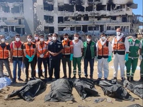 Tim menemukan kuburan massal ketiga di kompleks RS Al-Shifa, Jalur Gaza.