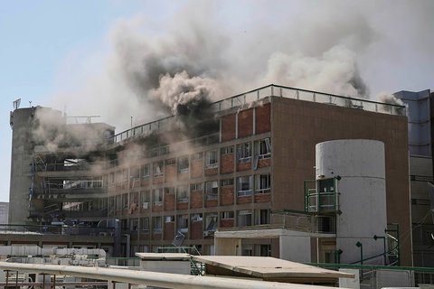 Asap mengepul dari gedung kompleks rumah sakit Soroka setelah terkena rudal Iran di Beersheba, Israel, (19/06/2025)