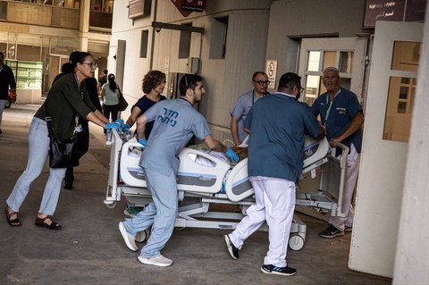 Dokter mendorong pasien ke tempat aman setelah rumah sakit Soroka terkena rudal Iran di Beersheba, Israel, (19/06/2025)