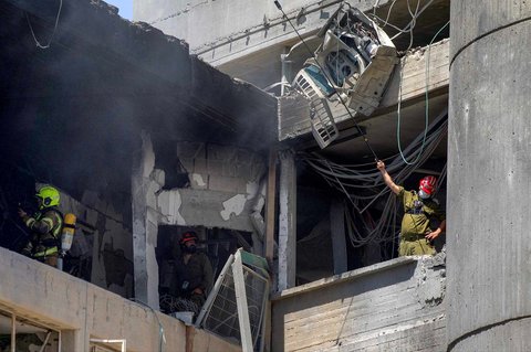 Petugas tanggap darurat memeriksa ruangan yang hancur  di Rumah Sakit Soroka yang terkena rudal Iran di Beersheba, Israel, (19/06/2025)