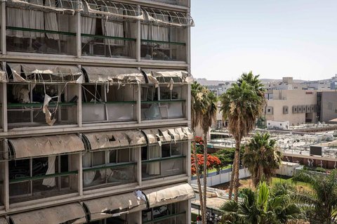 Bagian gedung yang hancur di rumah sakit Soroka yang  terkena rudal Iran di Beersheba, Israel, (19/06/2025)