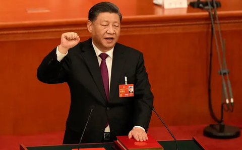 Presiden China Xi Jinping mengambil sumpahnya setelah terpilih secara aklamasi sebagai Presiden dalam sesi Kongres Rakyat Nasional (NPC) China di Aula Besar Rakyat di Beijing, Jumat, 10 Maret