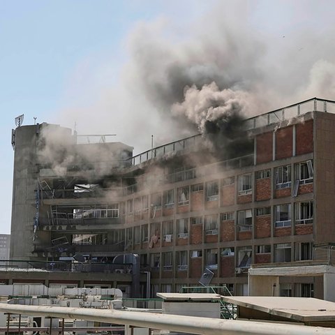 Asap mengepul dari gedung kompleks rumah sakit Soroka setelah terkena rudal Iran di Beersheba, Israel, (19/06/2025)