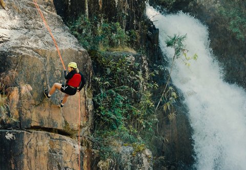Ilustrasi Olahraga Panjat Tebing