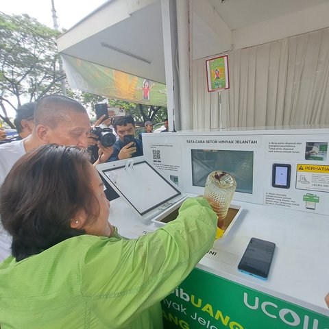 Minyak sawit bekas pakai atau jelantah, dikenal dengan sumber limbah rumah tangga yang bisa merusak lingkungan. Makanya, Alfamart mengandeng Noovoleum, dengan menyediakan UCollect Box yang tersebar di 10 gerainya, agar masyarakat bisa menukar minyak jelantah dengan poin yang bisa ditukar dengan uang tunai.