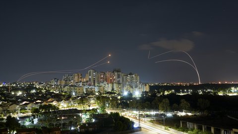 Sistem antirudal Iron Dome Israel menembak untuk mencegat roket yang diluncurkan dari Jalur Gaza menuju Israel tepat sebelum gencatan senjata antara Palestina dan Israel mulai berlaku di Ashkelon, Israel, 7 Agustus 2022. Gencatan senjata antara Israel dan militan Palestina telah mulai berlaku dalam upaya untuk mengakhiri hampir tiga hari kekerasan yang telah menewaskan puluhan warga Palestina. (AP Photo/Tsafrir Abayov)